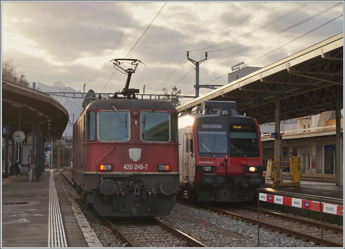 Die SBB Re 4/4 II 11248 (Re420 248-7) und ein RBDe 560  Domino  in Vevey. 

19. Feb. 2021