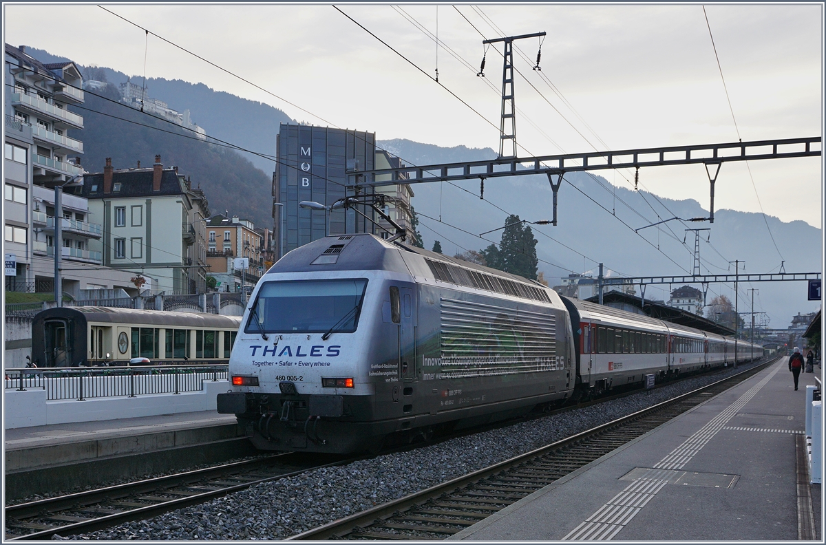 Die SBB Re 460 005-2 mit eienm IR von Gennève nach Brig beim Halt in Montreux.
27. Nov. 2016