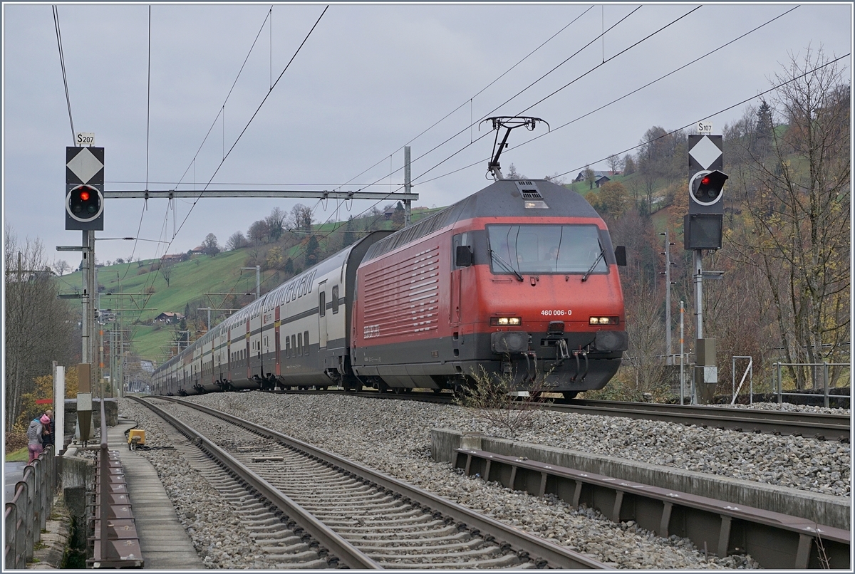 Die SBB Re 460 006-0 mit eine IC nach Brig bei der Durchfahrt in Mülenen.

9. Nov. 2017

