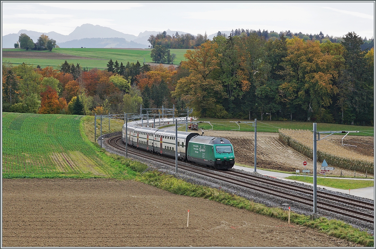 Die SBB Re 460 007-4  Vaudoise  ist mit dem IC 1 717 von Genève Aéroport nach St.Gallen kurz nach Oron unterwegs. 

22. Okt. 2020