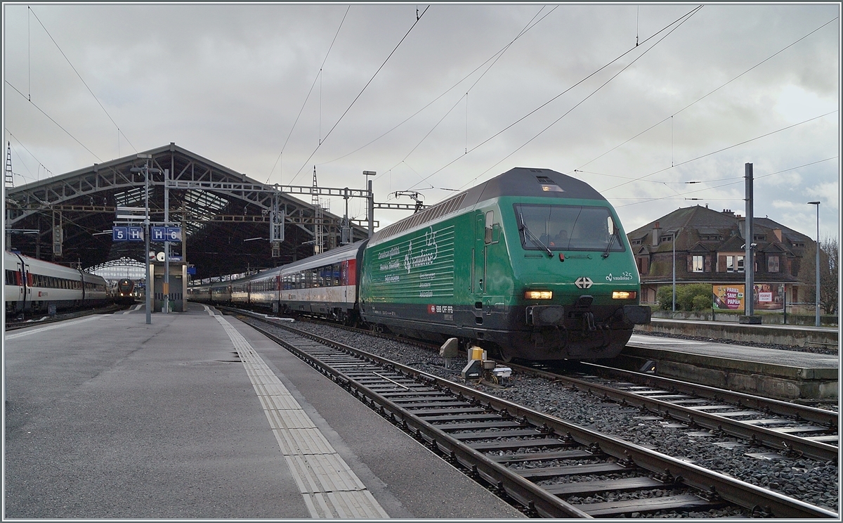 Die SBB Re 460 007-8 wartet in Lausanne mit einem IR nach Genève auf die Abfahrt.

30.12.2020