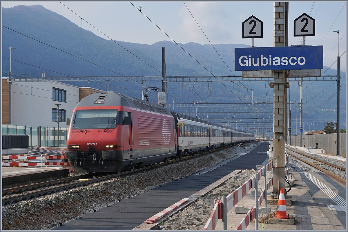 Die SBB Re 460 008-6 ist mir ihrem IC in Giubiasco aufdme Weg nach Norden und erreiht in Kürze den nächsten Halt Bellinzona.

30. Sept. 2018