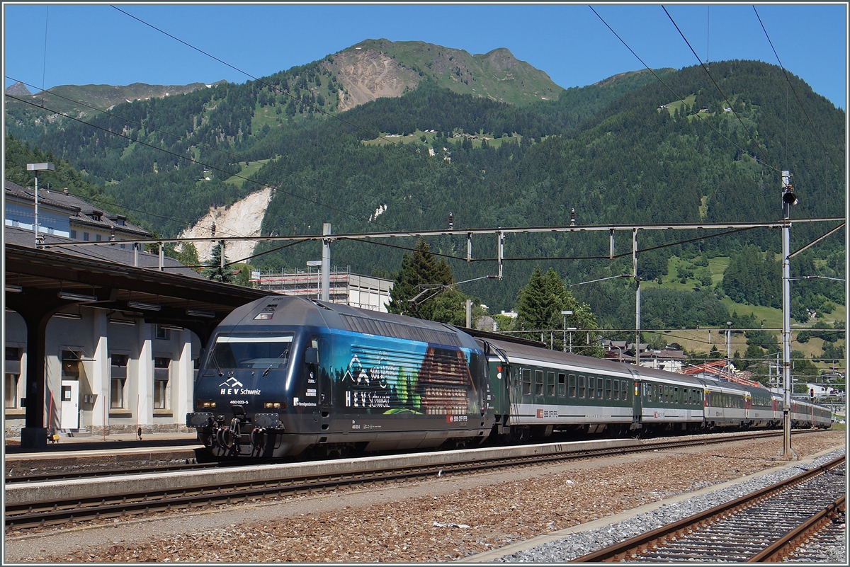 Die SBB Re 460 023-5 erreicht mit ihrem IR 2430 Locarno - Zürich den Bahnhof Airolo.
24. Juni 2015