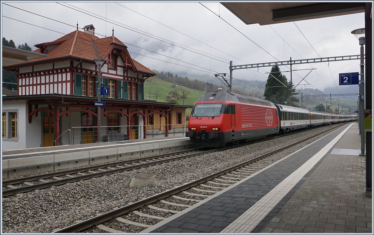 Die SBB Re 460 056-5 fährt mit einem IC von Brig nach Basel in Mülenen durch.
30. Okt. 2017