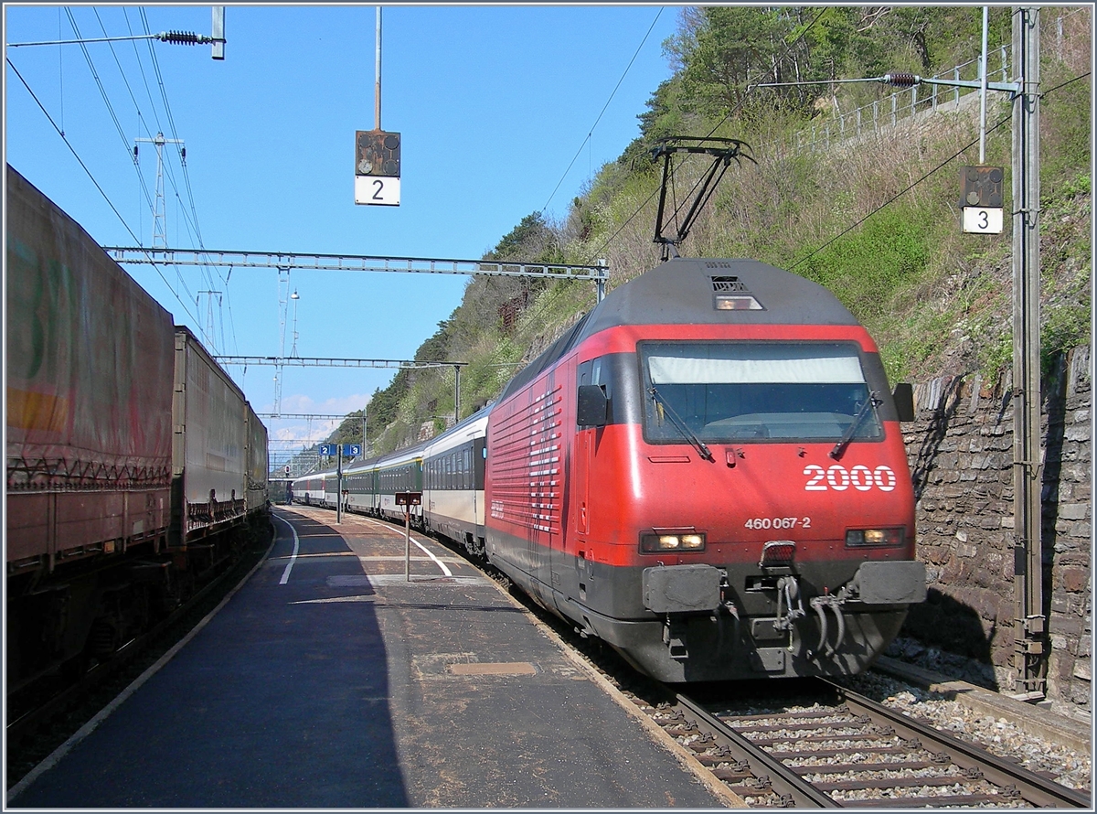 Die SBB Re 460 067-2 mit einem IC nach Birg bei der Durchfahrt in Hohtenn. 
21. April 2007