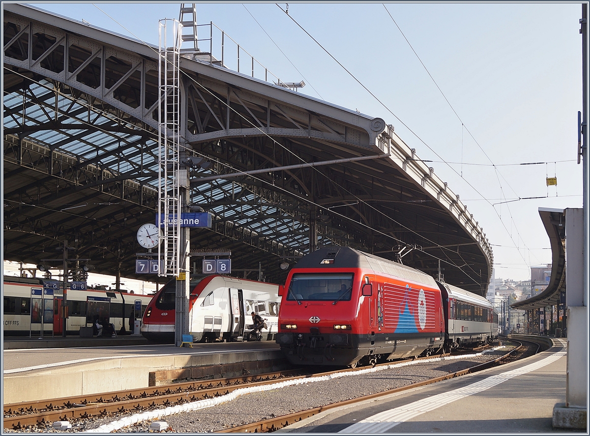 Die SBB Re 460  100 Jahre Zirkus KNIE  wartet mit ihrem IR90 in Lausanne auf die Abfahrt.

6. Dez. 2019