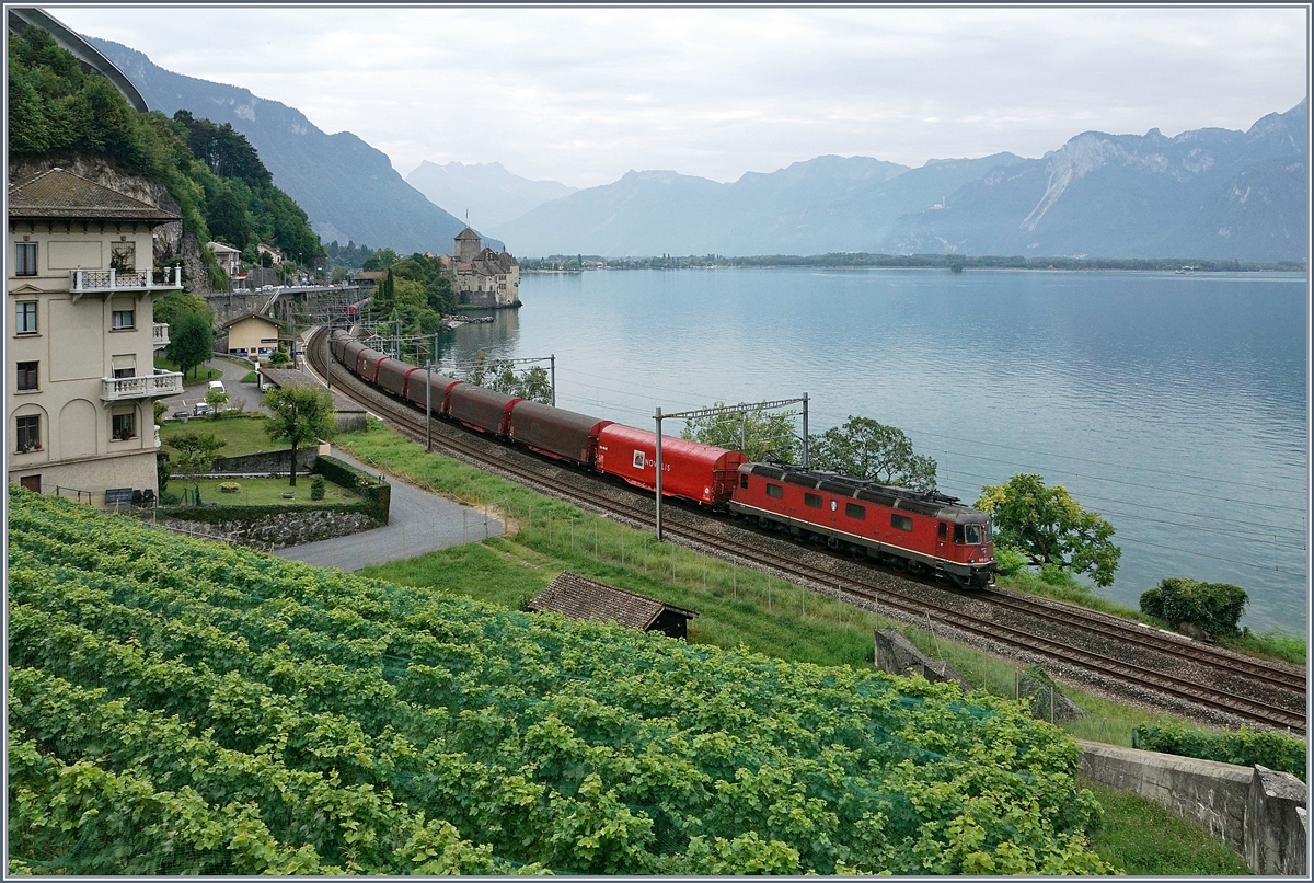 Die SBB Re 620 017-4 mit dem Novelis Güterzug Sierre - Singen - Göttingen beim Château de Chillon.
28. August 2017