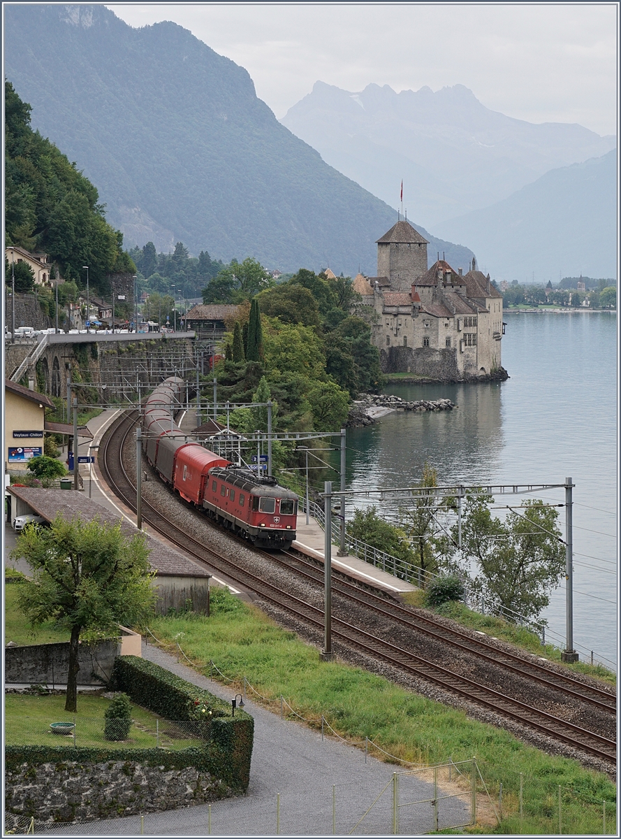 Die SBB Re 620 017-4 mit dem Novelis Güterzug Sierre - Singen - Göttingen bei der Durchfahrt in der Station Veytaux-Chillon.
28. August 2017
