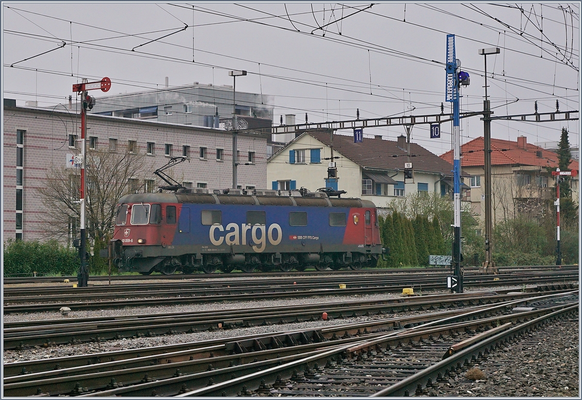 Die SBB Re 620 059-6 rangiert zwischen Formsignalen im Rangierbahnhof von Biel. 

5. April 2019
