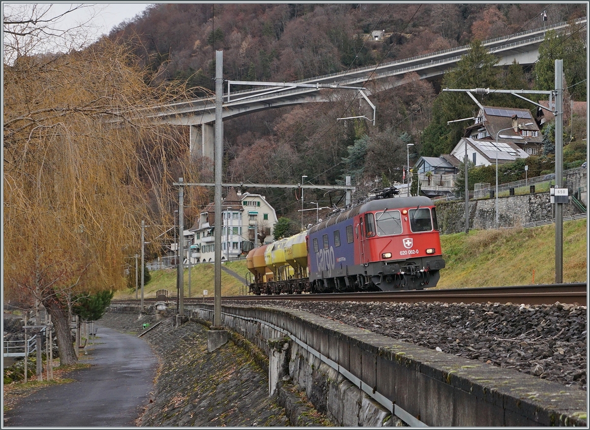 Die SBB Re 6/6 11662 (Re 620 062-0)  Reuchenette Pry  mit einem kurzen Gterzug auf dem Weg in Richtung Wallis bei Villeneuve. 

23. Dez. 2020
