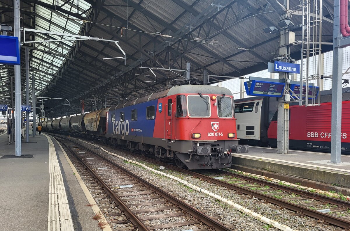 Die SBB Re 6/6 11674 (Re 620 074-5) wartet mit ihrem  Spaghetti  Zug in Lausanne auf die Abfahrt.
17. Okt .2025