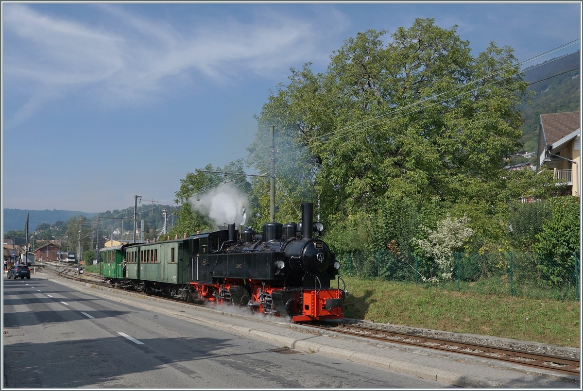 Die SEG G 2x 2/2 105 der Blonay-Chamby Bahn verlässt mit ihrem Zug Blonay in Richtung Chamby. 

19. Sept. 2020