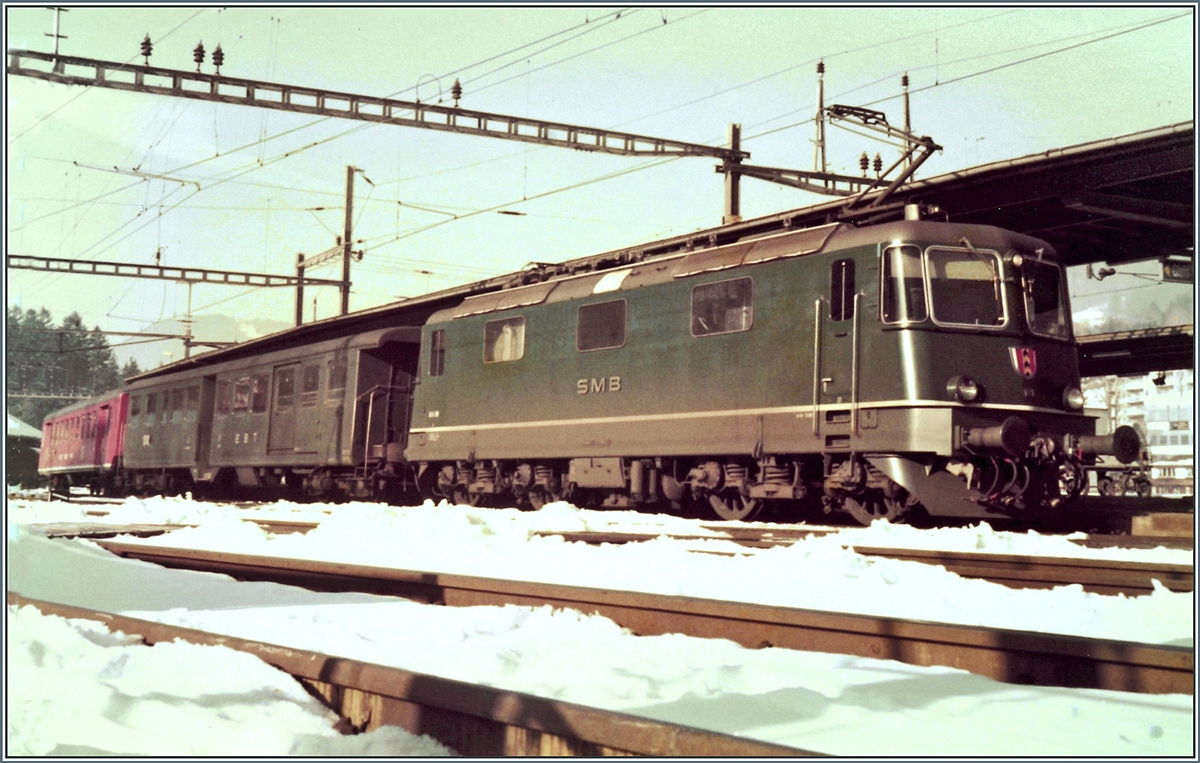 Die SMB Re 4/4 III 181 wartet in Moutier mit einem Regionalzug auf die Abfahrt nach Solothurn.

Analogbild vom  23. Feb. 1985
 

