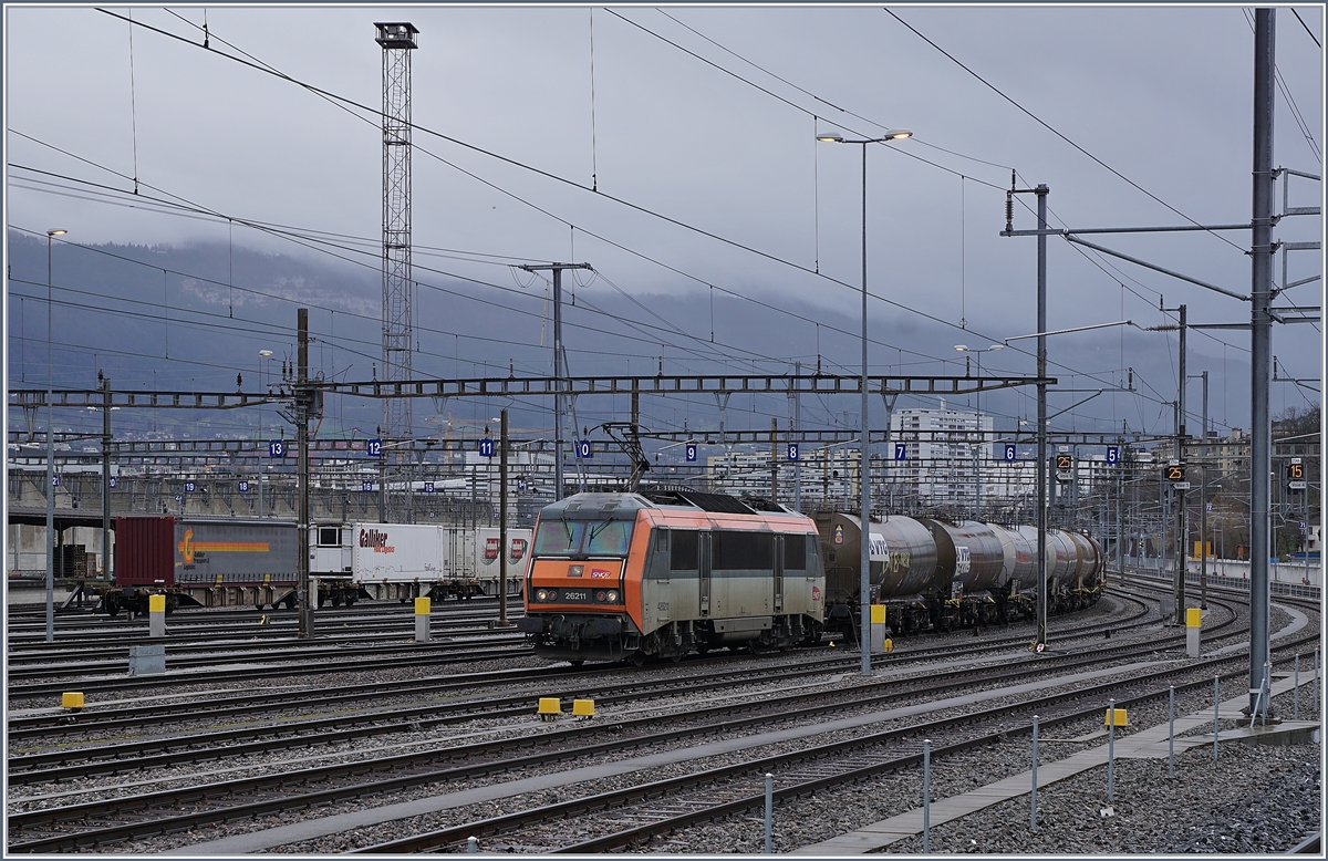 Die SNCF 26 211 wartet in Güter- und Rangierbahnhof von Genève la Praille auf die Abfahrt in Richtung Frankreich. 

13.02.2020