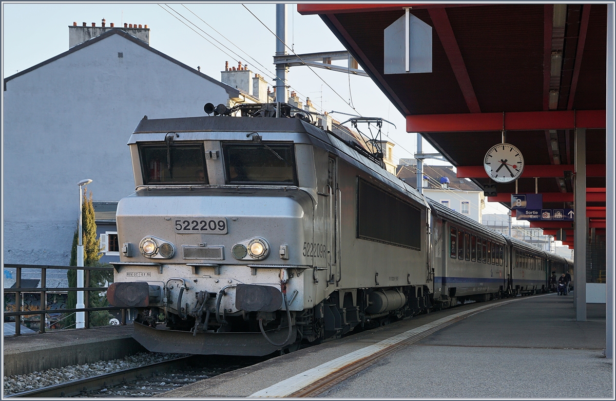 Die SNCF BB 22209 mit einem TER nach Lyon wartet in Genève auf die Abfahrt.

23. März 2019  