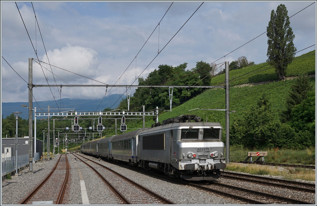 Die SNCF BB 22271 verlässt mit ihrem TER von Genève nach Lyon bei La Plaine die Schweiz. 

28. Juni 2021