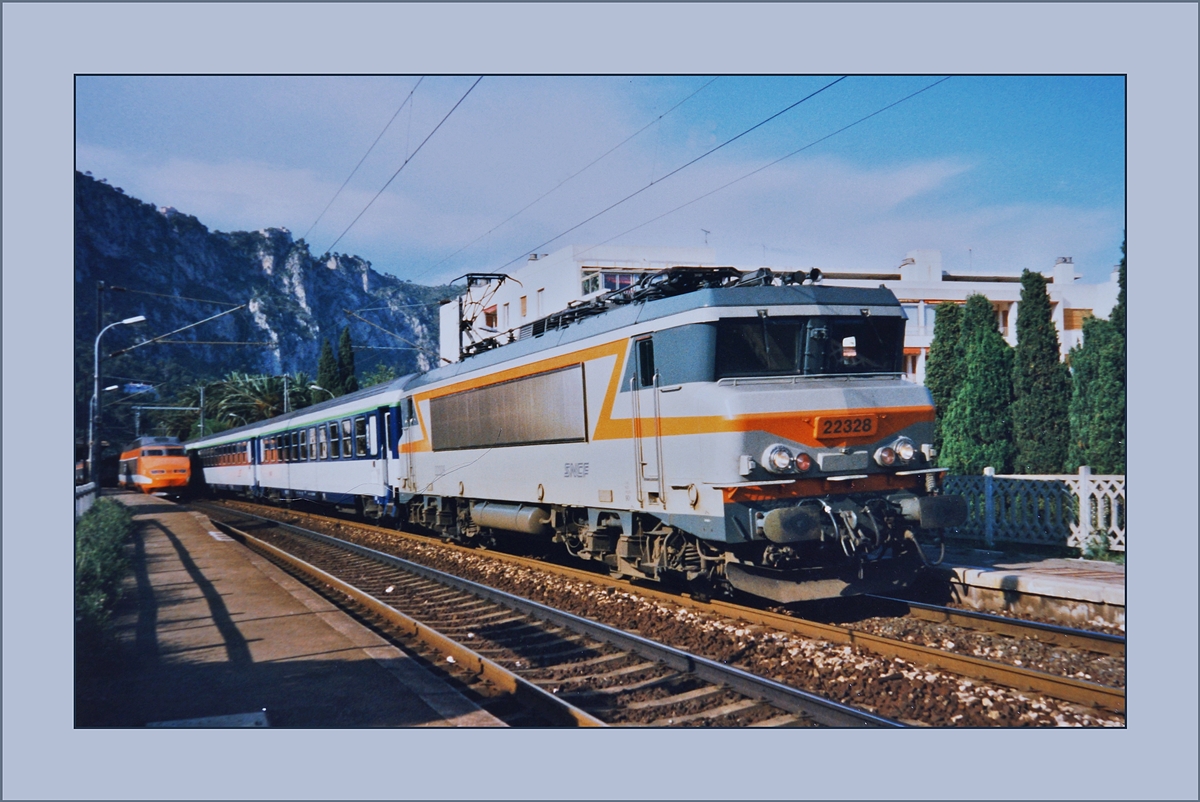 Die SNCF BB 22328 mit einem Nachtzug in Beaulieu sur Mer. 

Mai 1995