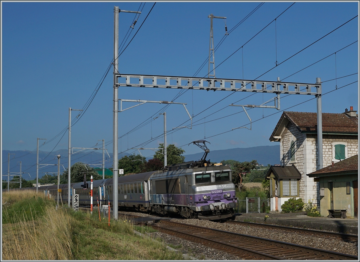 Die SNCF BB 22393  Nez cassé  schiebt bei Bourdigny kurz vor Satigny ihren TER von Genève nach Lyon.

19. Juli 2021