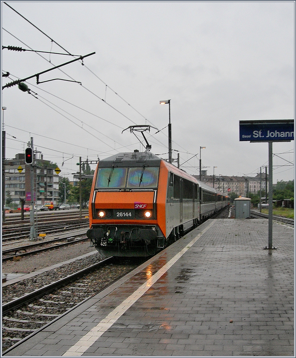 Die SNCF BB 26144 mit einem TER 200 auf dem Weg nach Strasbourg bei der Durchfahrt in Basel St.Johann.
22. Juni 2007
