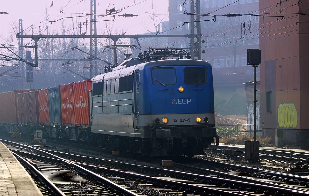Die Sonne ging der Nebel kam...EGP 151 039-5 mit Kistenzug bei schwierigem Licht festgehalten im Bhf Hamburg-Harburg. 12.02.2016