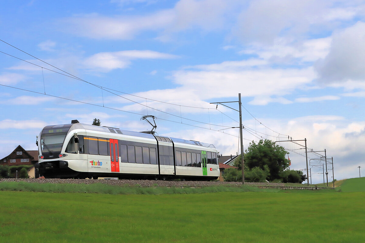 Die St.Galler S-Bahn Linie S9 (Wil - Wattwil): Ausfahrt des GTW 2/6 749 von L�tisburg Richtung Wil. 9.Juli 2021 