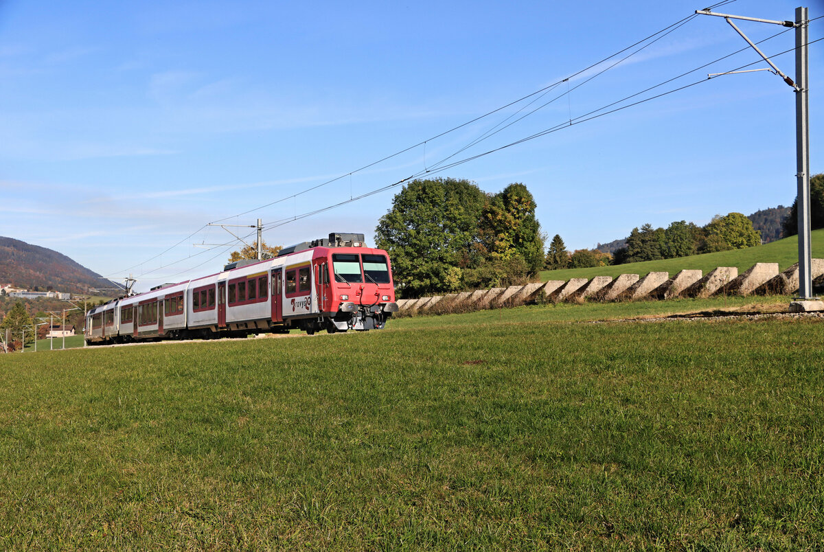 Die Strecke ins Vallée de Joux, oberhalb Le Day: Der Domino-Zug 560 384 im Abstieg, wieder mit der langen Panzersperre. 19.Oktober 2021 