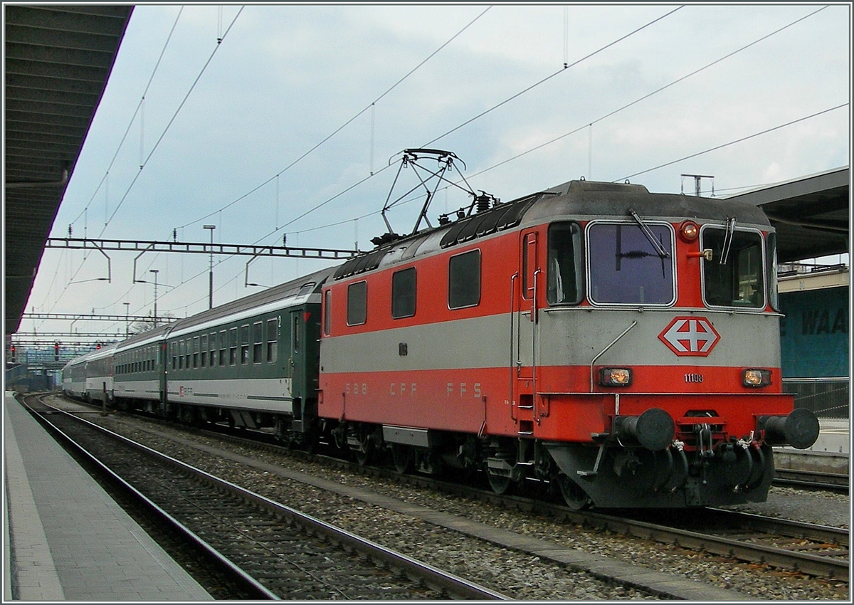 Die  Swiss Express  Re 4/4 II 11108 mit einem Gotthard IR nach Locarno fährt durch Rotkreuz. 
19. März 2008