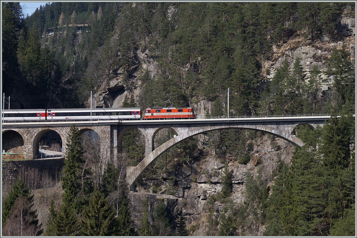Die Swiss-Express Re 4/4 II 11109 auf der Mittleren Meienreuss Brücke bei Wasen an der Gotthard Nord Rampe. 
21. März 2014