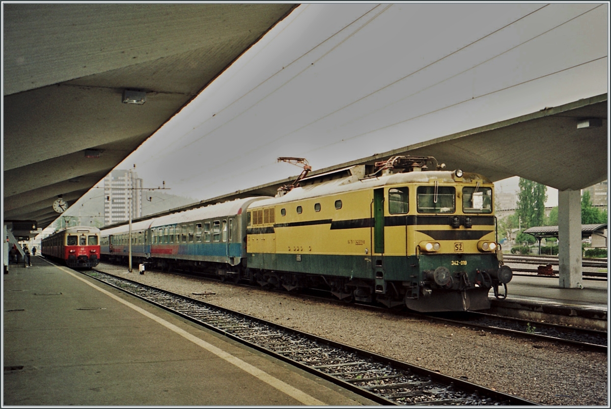 Die SZ 342 019 in der Ursprungsfarbgebung wartet in Ljubliana mit ihrem Reisezug auf die Abfahrt. 

Analogbild vom Mai 2001

 