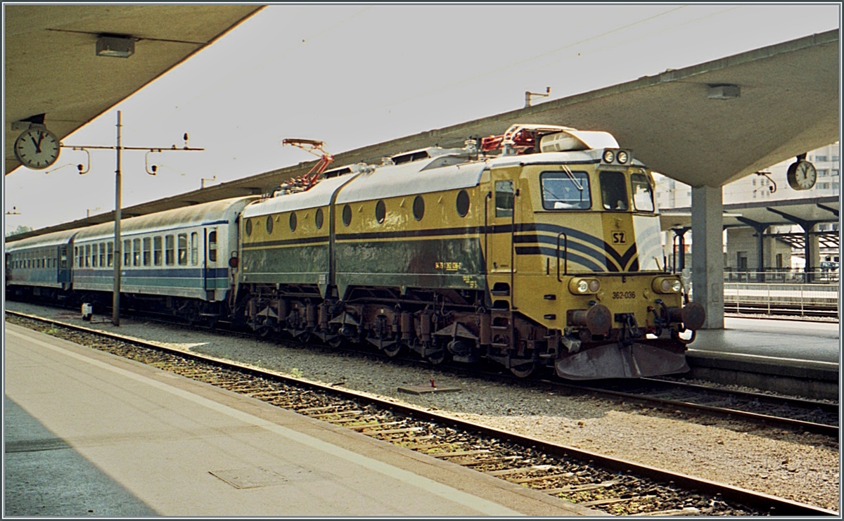 Die SZ 362 036 wartet in Ljubljana mit einem Reisezug auf die Abfahrt. 

Analogbild von Anfang Mai 2001