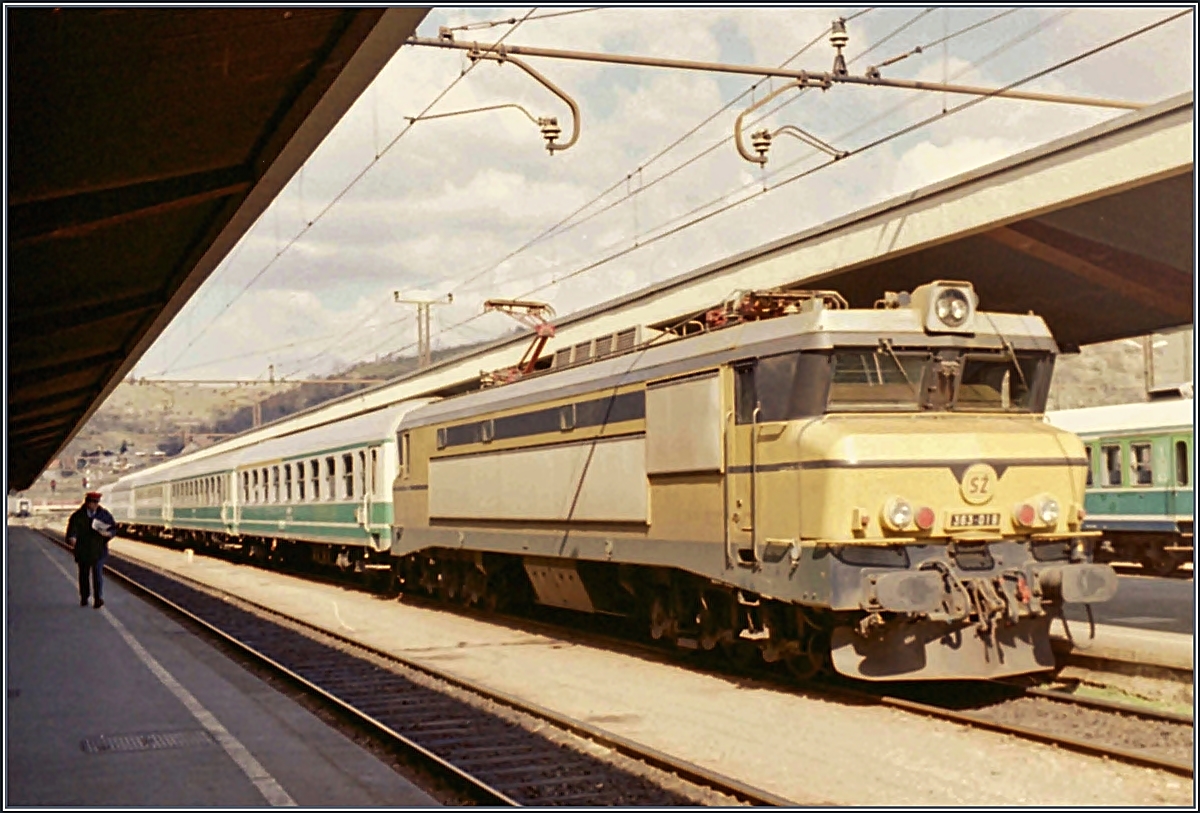 Die SZ 363 018 wartet mit einem Reisezug in Maribor auf die Abfahrt.

Analogbild vom 30. März 1995