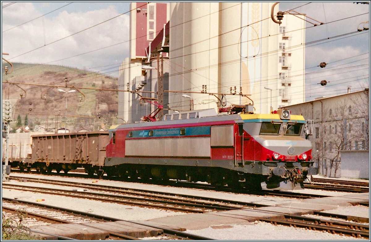Die SZ 363 034 wartet mit einem Güterzug in Maribor auf die Abfahrt.

Analogbild vom 30. März 1995