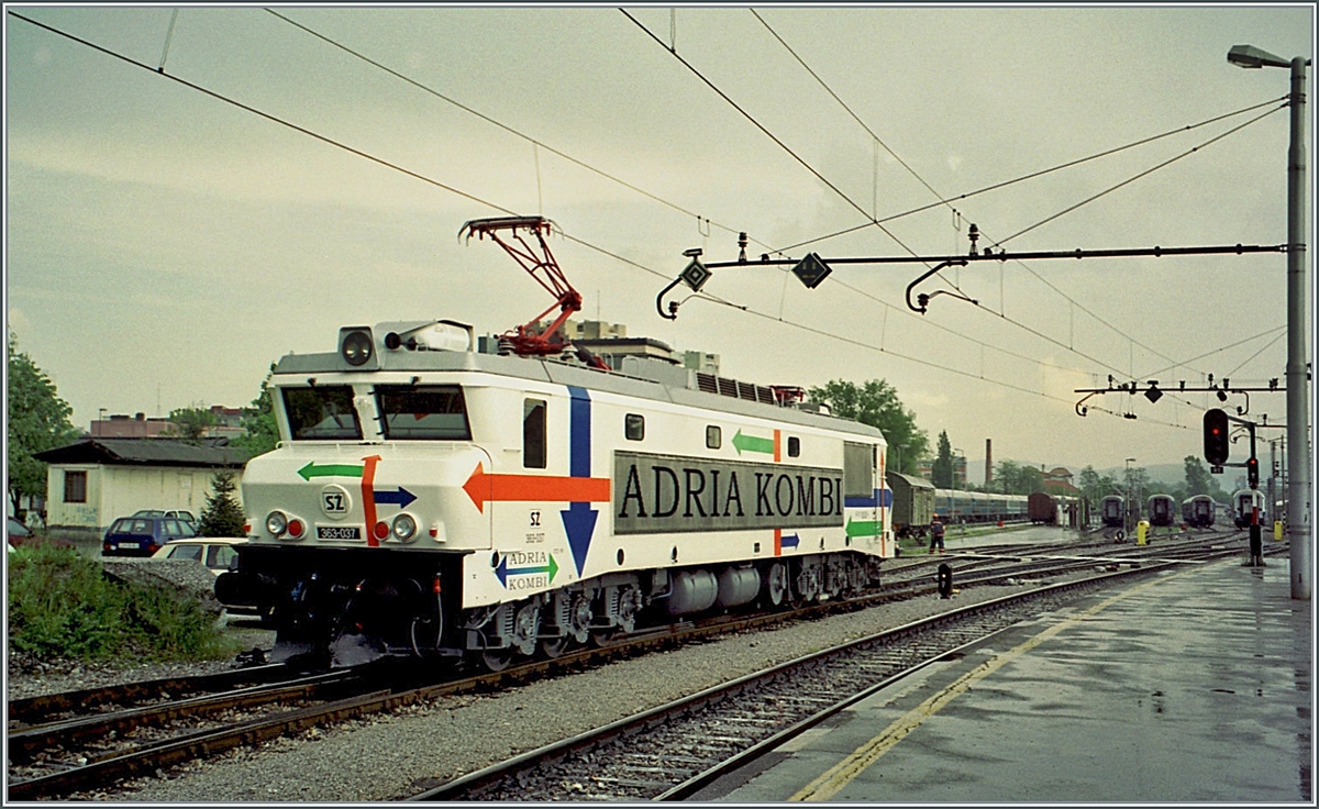 Die SZ 363 037 in der ADRIA KOMBI (RoLa) Farbegebung in Ljubljana. 

Analogbild Mai 2001