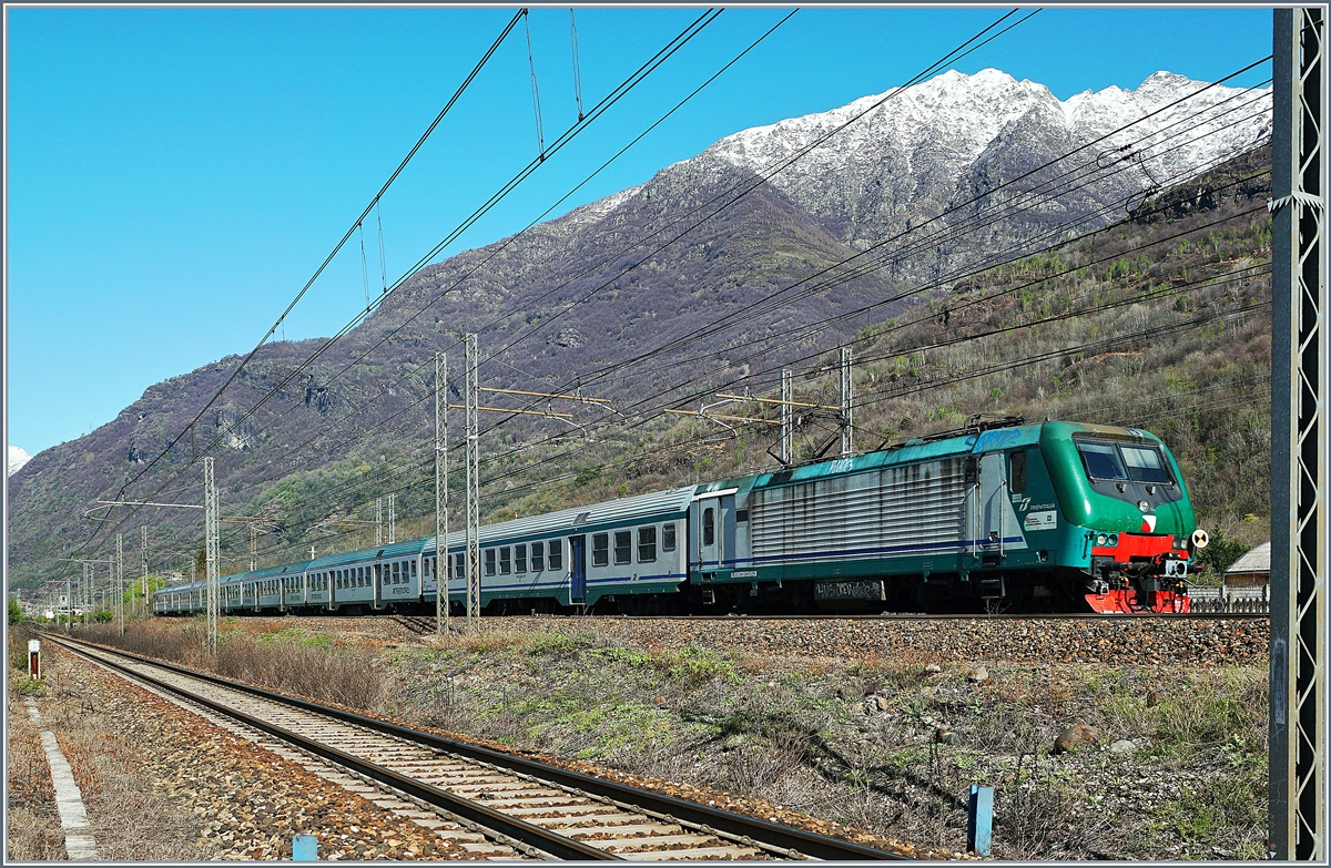 Die Trenord E 464.238 (UIC 91 83 2464 238-4 I-TN) mit einem Regionalzug auf der Fahrt nach Milano Porta Garibaldi kurz nach Premosselo Chiovenda.
Im Vordergrund das Gleis der Strecke Domodossola - Novara.

8. April 2019