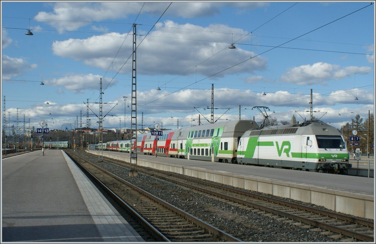 Die VR Sm2 3233 in der neuen VR Farbgebung erreicht mit ihrem Zug Helsinki. 

29. April 2012