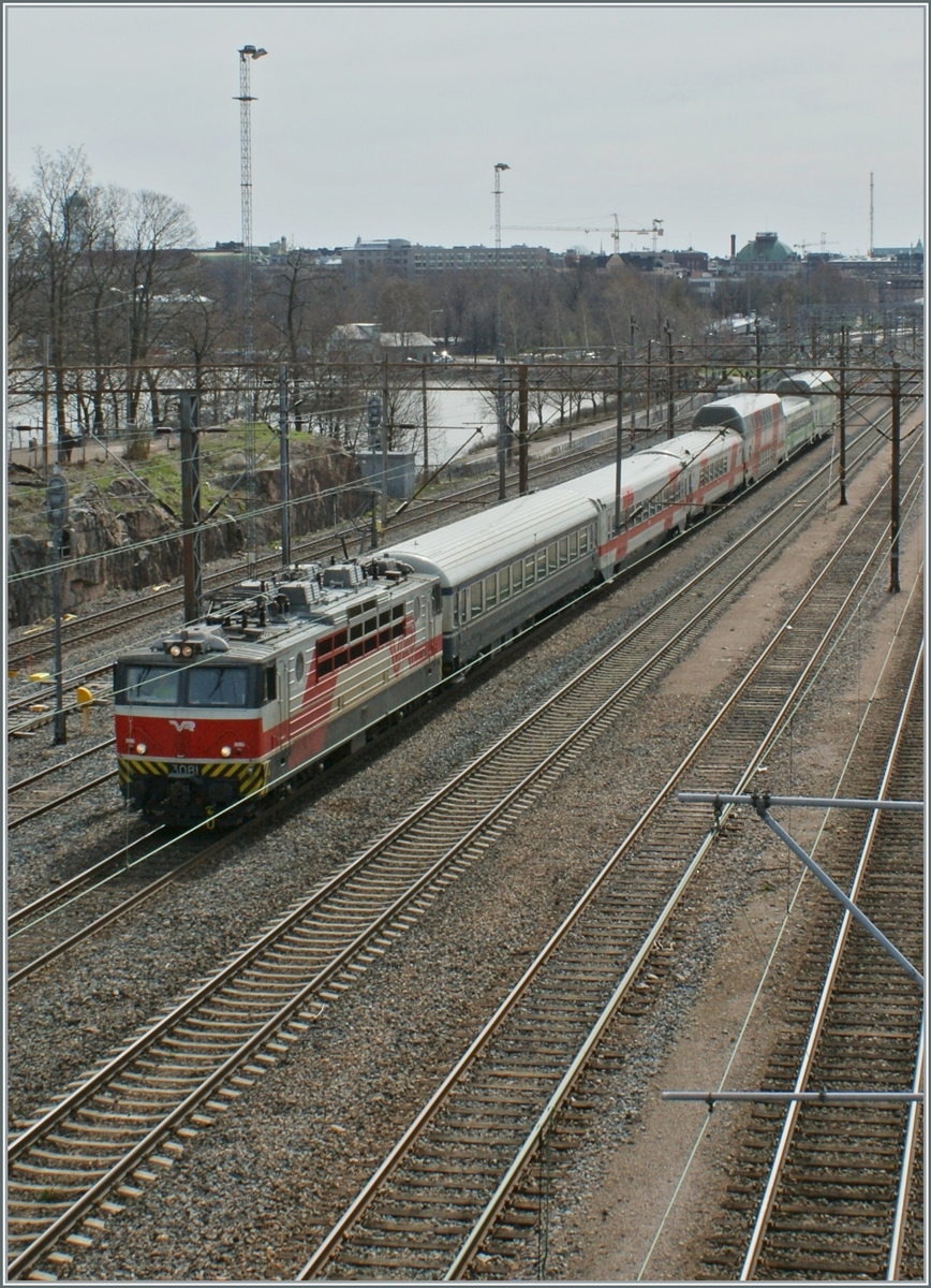 Die VR Sr1 3081 verlässt den Bahnhof Helsinki mit einem Zug aus bunt gemischen Reisezugwagen. Die Kombination von  normalen  Wagen und Doppelstockwagen war (oder ist?) in Finnland üblich.  

30. April 2012