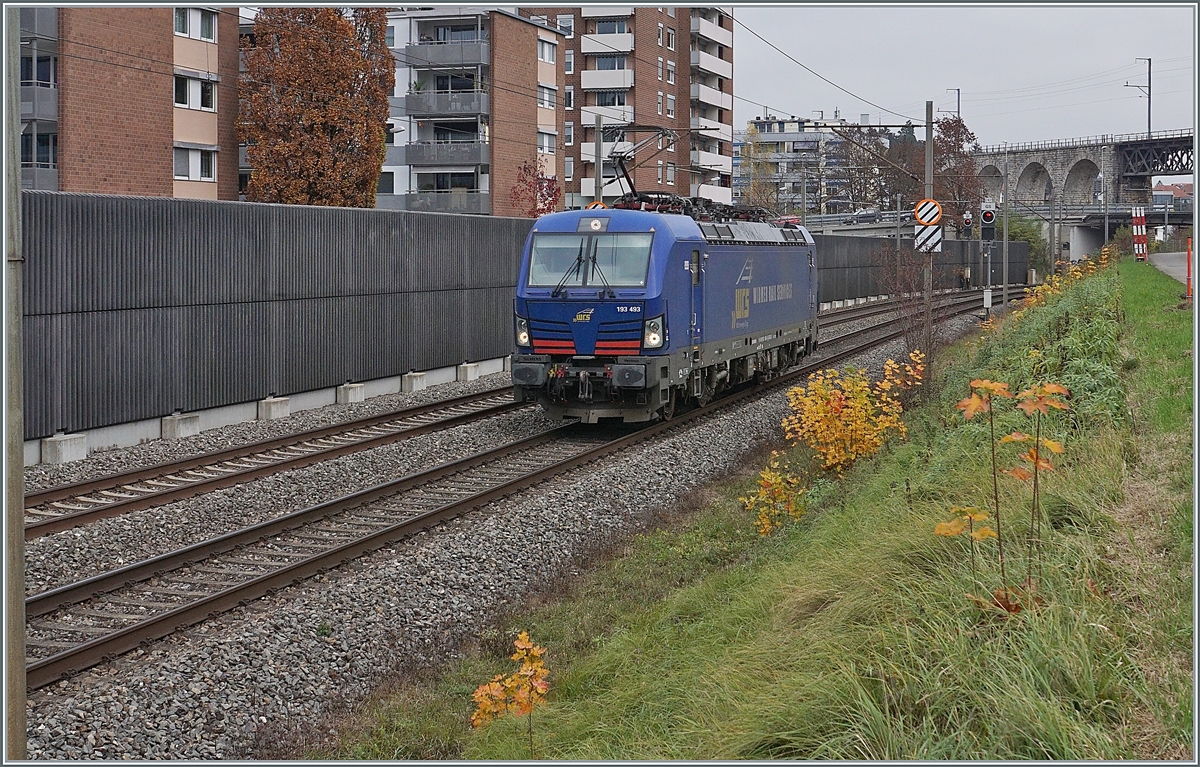 Die WRS  193 493 auf der Fahrt nach Biel/Bienne bei Grenchen. 

11. Nov. 2020