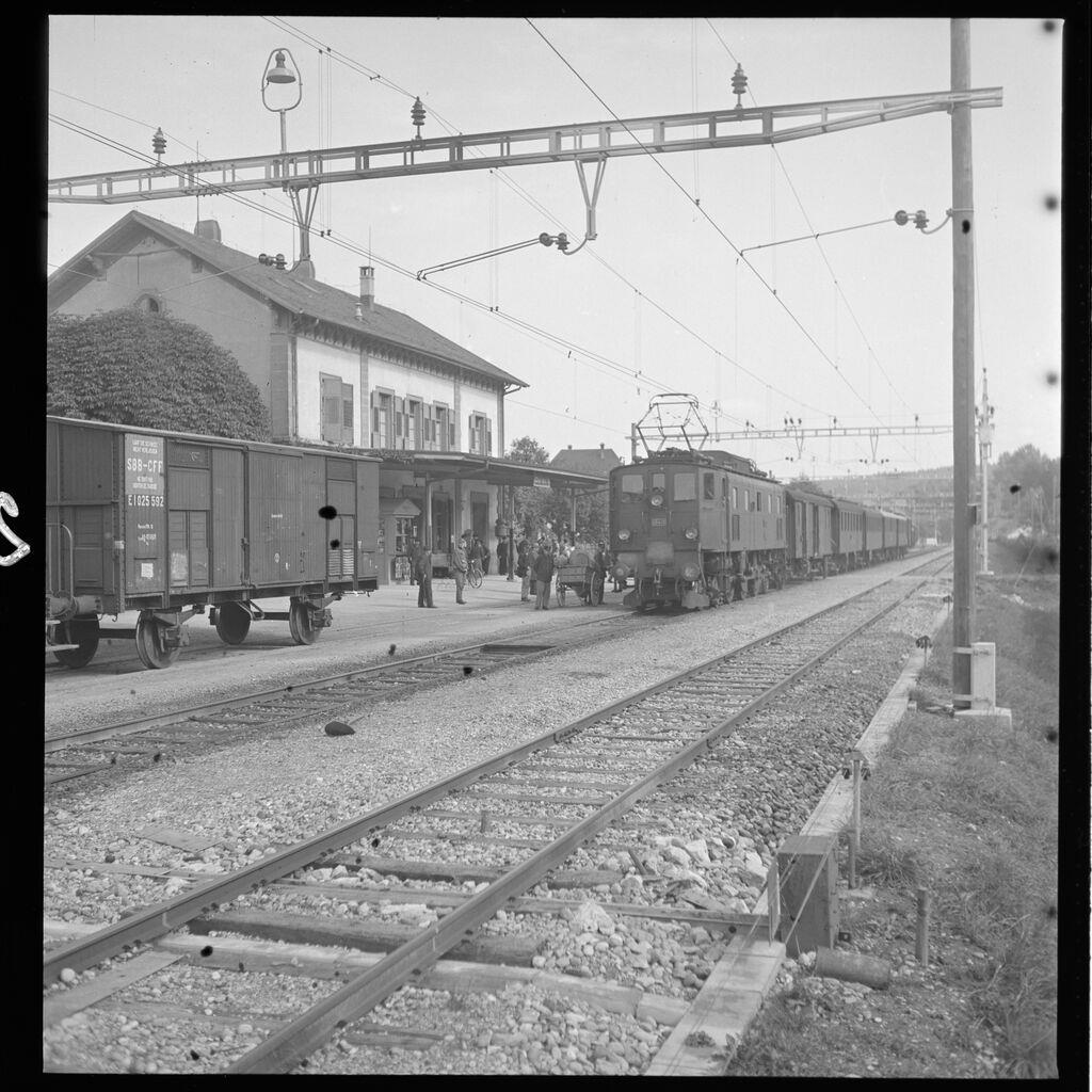 Dies Bild stammt nicht von mir, sondern aus dem Archiv der SBB, ist jedoch frei verwendbar. 

Hier der entsprechende Bildtext: 
Ae 3/6 II Nr 10410 mit Personenzug im Bahnhof Büren an der Aare, 4. Okt. 1944 

URL: https://www.sbbarchiv.ch/detail.aspx?ID=245605

Bei der Vertiefung mit dem Bild und der Strecke Lyss - Solothurn (-Herzogenbuchsee) zeigte sich, dass der elektrische Betrieb auf dieser Stecke just einen Tag vor dieser Aufnahme aufgenommen wurde. Damit einher ging auch eine Verbesserung des Angebotes: nun verkehrten elf elektrisch geführte Zugspaare statt wie vorher nur sechs während der Dampftraktion. 

1944: Das war auch das Jahr, als die BLS Ae 4/4 in Betrieb genommen wurde und die auch heute noch an praktisch jedem Bahnhof zu sehende SBB-Uhr kreiert wurde.  

Ich zeige dieses Bild hier als Ausnahme aus einem ganz besonderen Grund: Zur Feier meines 40 Jährigen Dienstjubiläum bei der SBB - CFF, war doch Büren an der Aare meine erste Lehrstation.

