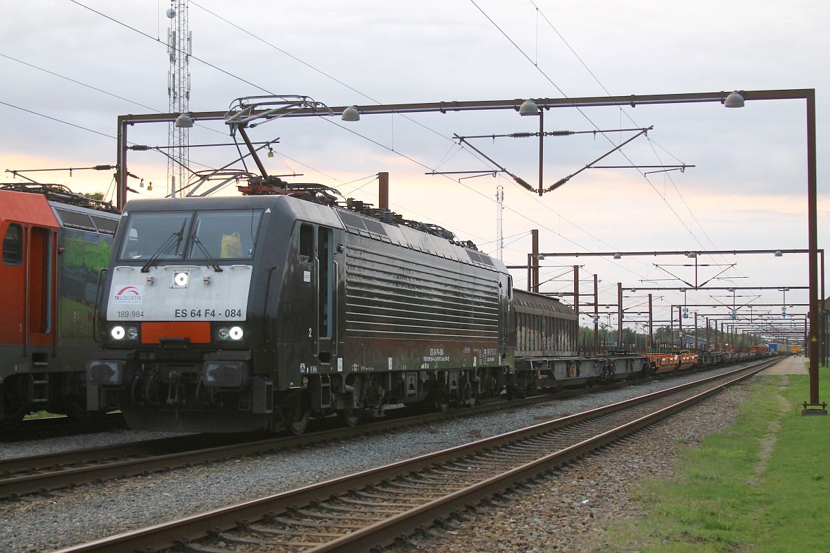 Dispolok/TXL 189-984 hat um 20.30 Uhr - kurz vor Sonnenuntergang - einen KLV Zug �bernommen, Pattburg 17.08.2023  