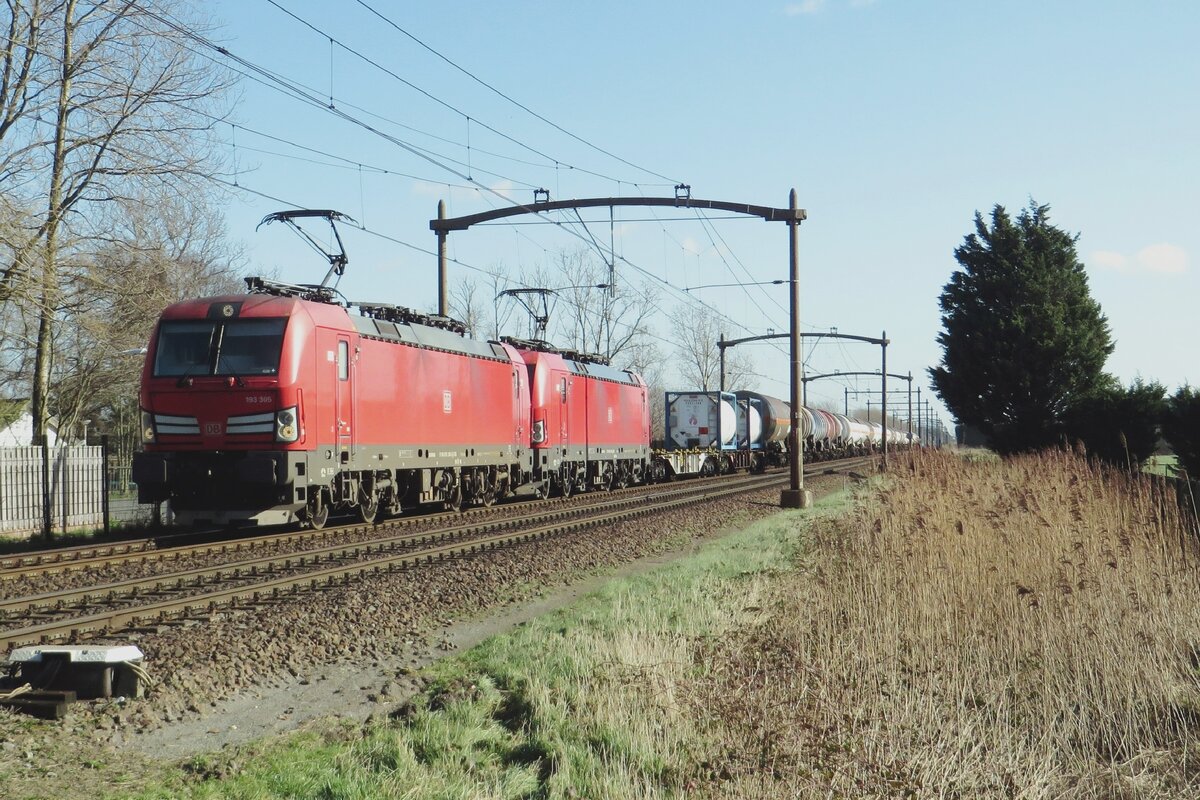 Doppelpack DB-Vectronen mit 193 305 an der Spitze mit der Busto-KLV durchfahrt Hulten am 23 Februari 2022.