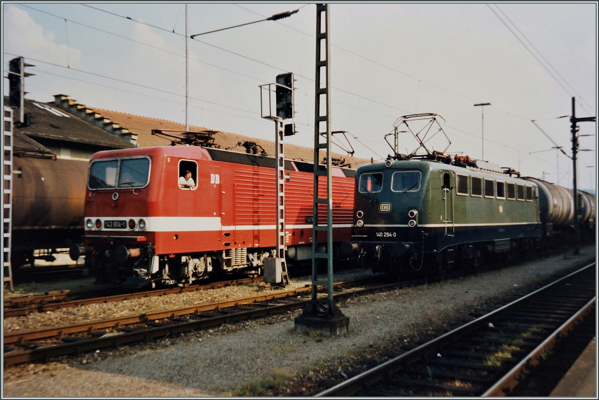 DR 143 904-1 und 140 294-0 mit G�terz�gen in Konstanz.
16. Juni 1992
