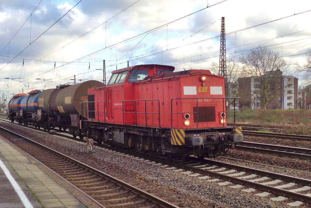 Drei Kesselwagen zog 203 115 am 28 Dezember 2017 in Oberhausen Osterfeld Sd hinter sich her. 