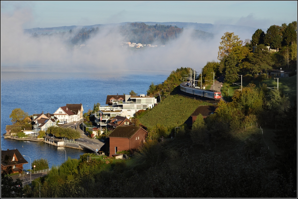 Drittletzter Planeinsatz von RBe 540 bei der SBB. 

Dieser Zug mit RBe 540 039-5 an der Spitze und RBe 540 034-6 am Ende bringt die Bergwanderer nach G�schenen. Hier am Zuger See bei Walchwil. Oktober 2014.