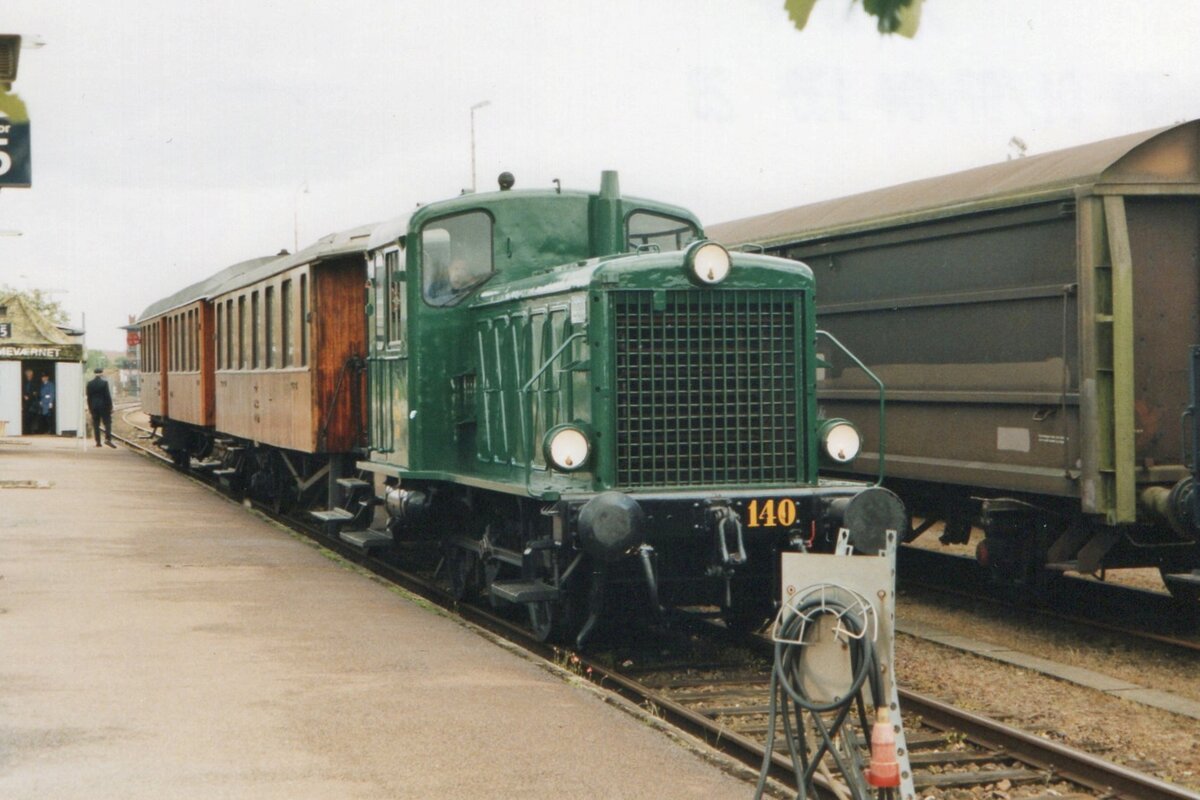DSB 140 steht mit ein Museumszug am 23 Mai 2004 in Randers.