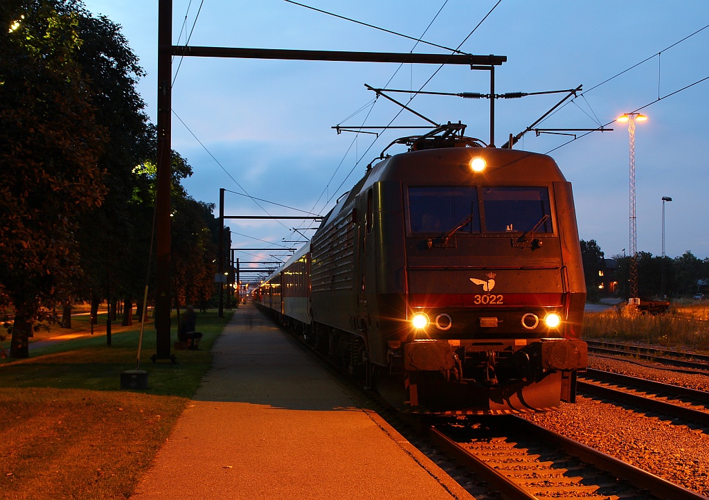 DSB EA 3022 als Zuglok des CNL 473 von Kopenhagen nach Basel SBB hier beim Lokwechsel-Halt im Grenzbahnhof Padborg/DK. 02.08.2012 