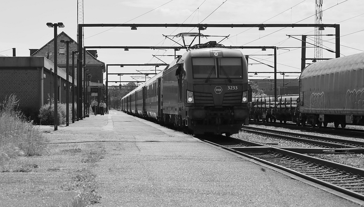 DSB Litra EB 3233-1 REV/MMAL/24.06.22 mit EC nach Kopenhagen in der s/w Version. Padborg/DK 20.05.2024