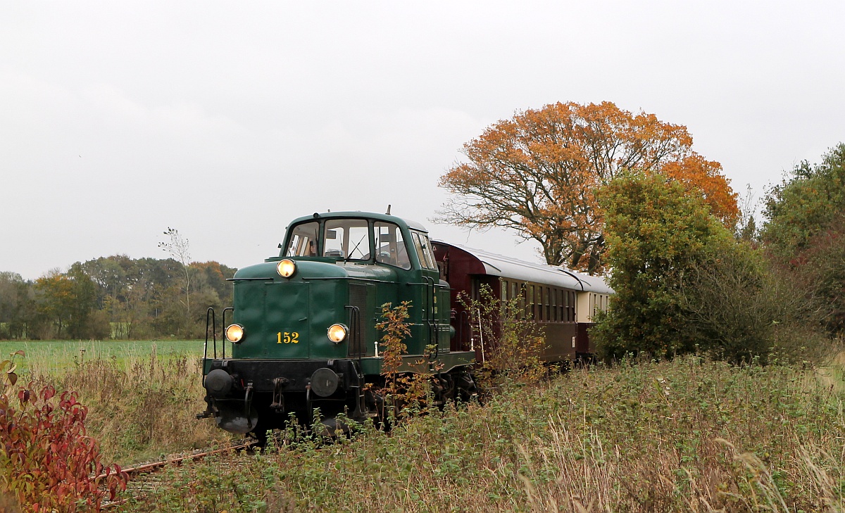 DSB MT 152 mit Feriensonderzug kurz vor der Unterquerung der Autobahn bei Hammeleff.
Diese Fotostelle ist in diesem Jahr fast schon zugewachsen 19.10.2017  