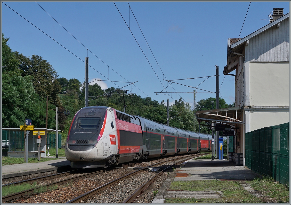 Durch die letzte Station in Frankreich der Strecke Lyon - Genève, Pougny-Chancy, fährt der TGV Lyria 4717 in Richtung Genève.

 16. Aug. 2021

