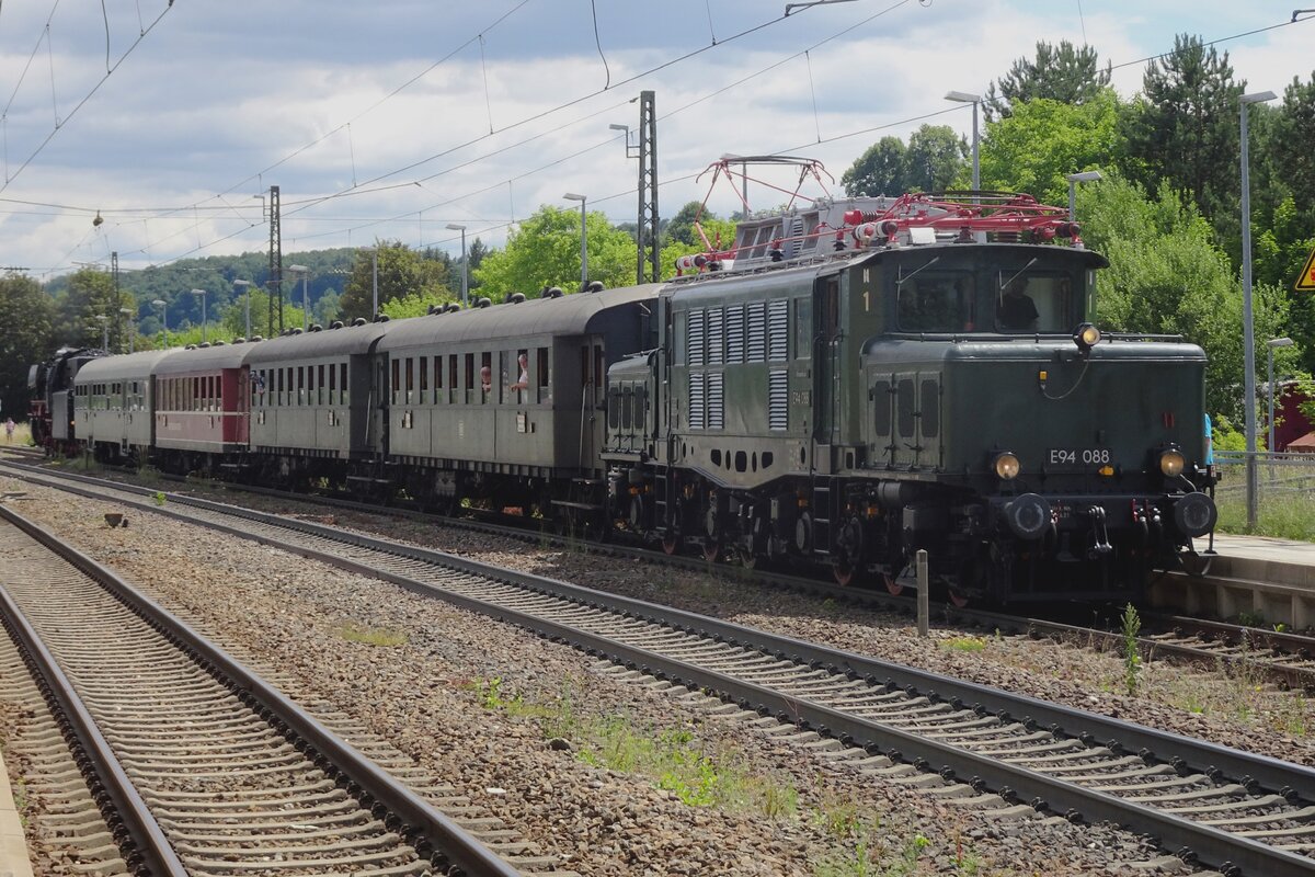 E94 088 steht am Schlsseines Sonderzuges nach Ulm in Amstetten (Wrttemberg). 