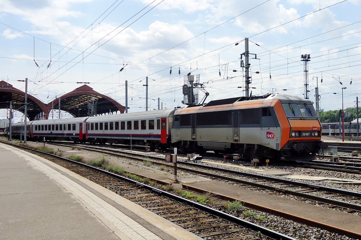 EC90 'IRIS' mit 26167 an der Spitze verlässt am 1 Juli 2014 Strasbourg für die Weiterfahrt nach Bruxelles-Midi über Metz-Ville und Luxembourg.